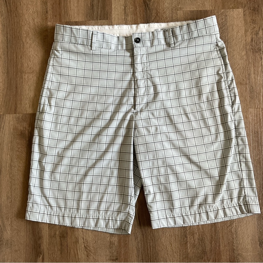 Greg Norman Shorts Men’s Size 34 Golf Plaid Print Casual Gray Black White Summer